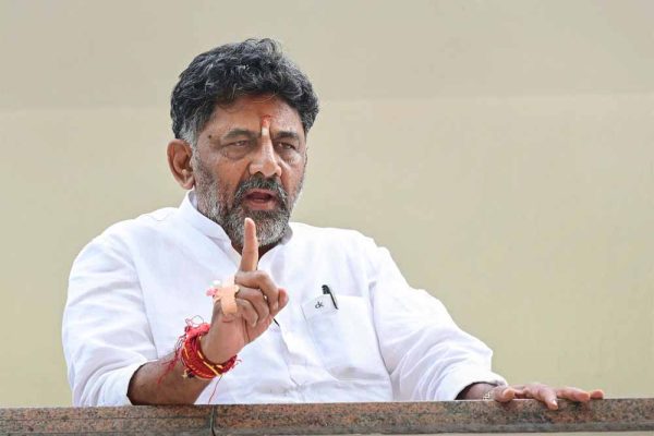 कांग्रेस सरकार के भीतर एक नेतृत्व परिवर्तन की अटकलें ज़ोर पकड़ रही हैं, डीके शिवकुमार बन सकते हैं नए मुख्यमंत्री
