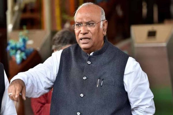 मल्लिकार्जुन खड़गे ने लोकसभा में डिप्टी स्पीकर के रिक्त पद को लेकर पीएम मोदी पर साधा निशाना