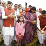 छठ पर्व: सीएम ने सूर्य को दिया अर्घ्य, कहा- पर्व से मजबूत होती है सनातन संस्कृति की आस्था